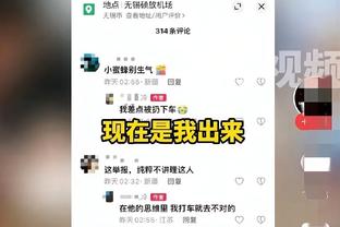 文班亚马训练结束后多名队医聚集在他周围 今日比赛出战成疑